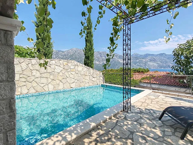 Apartment with three bedrooms and sea views, with swimming pool